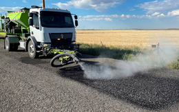 Phát hiện đội xe tải lạ nặng 15 tấn, dùng công nghệ cao vá ổ gà chỉ trong 2 phút, nhanh gấp 7 lần bình thường