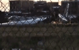 Máy bay quân sự chở đầy tiền rơi xuống cao tốc Bolivia, dân lao vào nhặt khiến hiện trường hỗn loạn