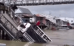 Hiện trường vụ xe tải lao thẳng xuống sông khi cầu sập, tài xế thoát chết trong gang tấc