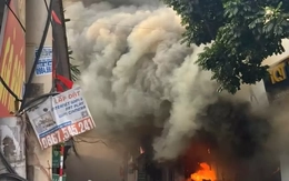 Hà Nội: Cơ sở thu mua phế liệu bốc cháy dữ dội, lan sang 2 nhà liền kề