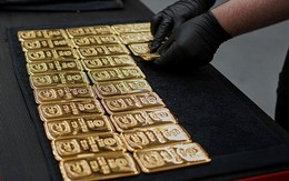 Không chỉ Việt Nam, dân nước láng giềng cũng vẫn xếp hàng mua vàng ngày giá lao dốc: Người đợi 6 tiếng mới đến lượt, người ra về tay không vì hết hàng