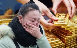 Người phụ nữ rút sổ tiết kiệm 860 triệu đồng mua vàng, 10 năm sau lãi 130% nhưng thừa nhận: “Tôi lãi đậm nhưng thấp thỏm, mất ăn mất ngủ”