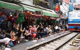 Cà phê đường tàu Khâm Thiên: Kiểm tra buổi sáng, buổi chiều khách đã ngồi kín, háo hức chờ nhặt nắp chai cán bẹp