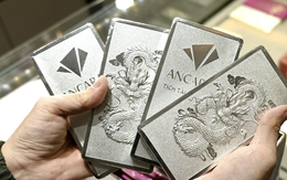 Cuối ngày 3-2, giá bạc phục hồi nhanh nhưng nhiều người vẫn khóc ròng vì "đu đỉnh"