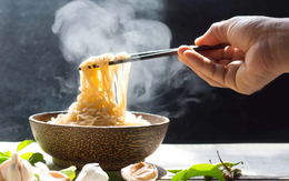 Thật bất ngờ: 5/8 tỷ phú đô la của Việt Nam từng khởi nghiệp từ mì ăn liền