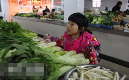 Bé gái 13 tuổi ngày nào cũng cầm đúng 3.800 đồng đi mua rau, chủ tiệm theo dõi rồi sững sờ trước sự thật