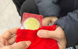 Đang đi bộ trên phố Hà Nội, nữ hiệu trưởng nhặt được 10 chỉ vàng: Diễn biến bất ngờ sau đó