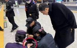 Phát hiện vali chứa 18 cọc tiền mặt gần 700 triệu đồng bị bỏ quên trên tàu