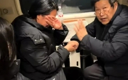 Bất ngờ gặp lại cô học trò 20 năm trước, câu đầu tiên người thầy 71 tuổi thốt lên gây bão mạng xã hội, ai xem cũng khóc!