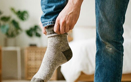 Tại sao bác sĩ nổi tiếng Nhật Bản khuyên nên đứng mang tất thay vì ngồi?