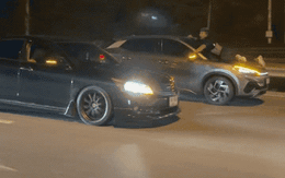 Chiếc ô tô di chuyển nhanh, người đàn ông bám trên nắp capo hét lớn, câu chuyện đằng sau gây tranh cãi