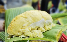 Vợ chồng trẻ bán món xôi lạ, khách chen chân bốc số chờ mua