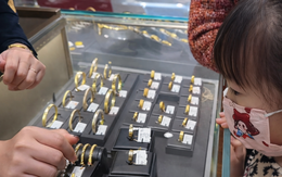 Sợ bố mẹ tiêu hết tiền lì xì, bé gái 10 tuổi tự đem đi mua vàng suốt 3 năm