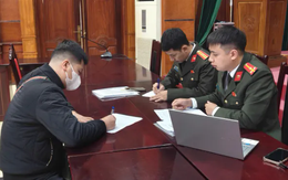 Phát hiện đường dây dán quảng cáo cờ bạc trá hình trên ô tô dịch vụ