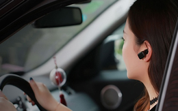 Nghe điện thoại khi lái ô tô bằng tai nghe có bị xử phạt?