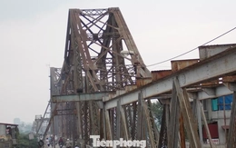 Cầu Long Biên cấm tàu hỏa, hành khách đi lại ra sao?