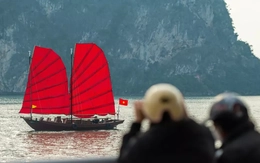 Xuất hiện thuyền ba vách độc đáo trên vịnh Hạ Long