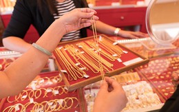 Vòng vàng của khách bị gãy lộ ra 2 viên bi thép, chủ tiệm tháo dỡ kiểm tra lại đổ ra thêm một vũng nước