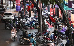 Cảnh tượng lạ trên phố Hà Nội tối mưa rét 10 độ, xe máy xếp chật kín vỉa hè