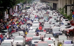 Sáng đầu tuần mưa rét, người Hà Nội 'chôn chân' trên nhiều tuyến đường