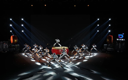Lần đầu tiên xuất hiện một gala nghệ thuật quy mô lớn vận hành và dẫn dắt hoàn toàn bằng robot hình người