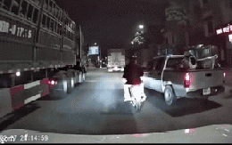 Ô tô chèn ép làm xe máy chở trẻ em ngã ra đường, sát gầm xe tải: Công an vào cuộc