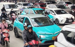 Doanh nghiệp và tài xế chạy taxi xăng tại Hà Nội lưu ý: Cơ chế hỗ trợ lãi suất, giảm lệ phí khi chuyển sang xe điện