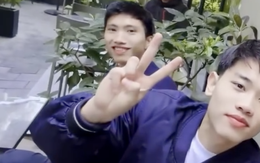 Văn Hậu lái Porsche chở Đình Bắc, còn kiên nhẫn chờ đàn em kí tặng loạt fan nhí, netizen: Thời thế đổi khác rồi!