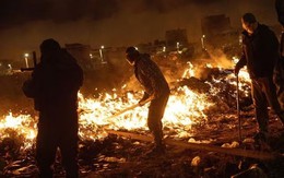 Tiền rơi trắng trời sau thảm kịch máy bay: Chính quyền Bolivia chạy đua tiêu hủy hàng triệu USD trước khi dân nghèo kịp "hôi của"