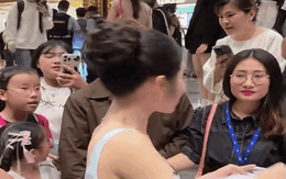 Vbiz có 1 mỹ nhân cứ cầm mic là Trấn Thành phải chặn lời, xinh đẹp hơn hoa nhưng nói chuyện không ai hiểu nổi