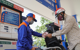 Cục Hải quan thông tin nóng việc có tình trạng người dân Lào, Campuchia sang Việt Nam gom mua xăng