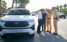 Dừng xe sai quy định gần sân bay, tài xế phân trần ‘chỉ chờ khách một lúc’