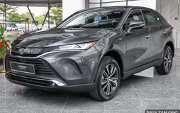 Ảnh thực tế Toyota Venza giá quy đổi gần 2 tỷ đồng vừa ra mắt ĐNÁ: Tiện nghi xịn, có ADAS nhưng màn hình dễ gây tranh cãi