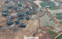 Bay trên công trường sân vận động Trống Đồng