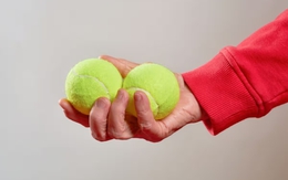 Vì sao khi đi máy bay bạn nên mang theo một quả bóng tennis?