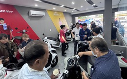 Người dân xếp hàng bốc số mua xe máy điện khi giá xăng tăng vọt, cửa hàng quá tải