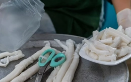 Độc lạ bánh 'gật gù' khách ăn cả cân không chán