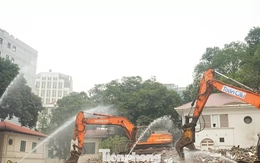 Phá dỡ công trình phía Đông hồ Hoàn Kiếm, liên tục phun nước dập bụi