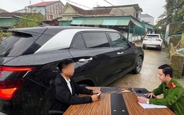 Vì sao công an xử phạt tài xế bị 'khoá đầu, khóa đuôi xe" khi đi chúc Tết ngày mùng 2 ở Hà Tĩnh?