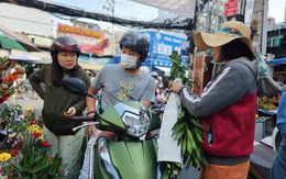 Xăng đắt đỏ, nhiều gia đình tính toán từng chuyến xe, từng bữa ăn