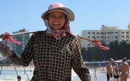 Người bán hàng rong ở Nha Trang gây sốt toàn cầu: Công việc này giúp bà nuôi 2 con gái đang học đại học