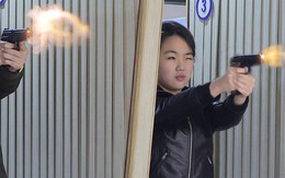 Thị sát nhà máy vũ khí, nhà lãnh đạo Triều Tiên cùng con gái thử nghiệm bắn súng