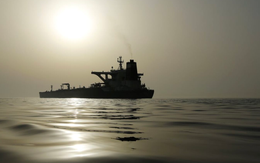 Né eo biển Hormuz, một công ty chi kỷ lục gần 12 tỷ đồng/ngày để thuê 6 tàu có sức chứa 12 triệu thùng dầu