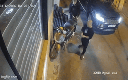 Clip gây bức xúc: Tài xế Range Rover xuống xe chọc thủng lốp xe máy SH trong ngõ nhỏ ở Hà Nội