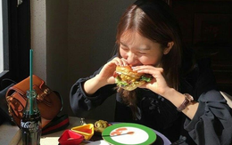 Vì sao nhiều người đói ngay sau khi tắm? Bác sĩ giải thích tín hiệu thật sự mà cơ thể đang gửi đi