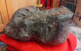 Tảng đá hình con ếch trong cửa hàng bỗng xuất hiện vệt vàng lạ sau Tết, người dân kéo đến xem kín nhà