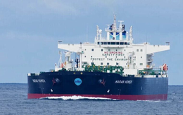 Kiểm tra bất ngờ, phát hiện một tàu chở dầu dài 228m đang âm thầm di chuyển đến Nga, treo cờ giả Comoros để né tránh trừng phạt
