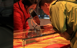 Khách mua 2 thỏi vàng, về nhà phát hiện lẫn tạp chất liền tố cáo khiến ngân hàng mất 76.000 tỷ đồng, tòa tuyên bố: Người mua phải bồi thường