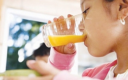 Oresol đóng chai đủ màu sắc cho trẻ uống thay nước: Chuyên gia nói thói quen tưởng tốt nhưng tiềm ẩn rủi ro