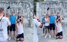 Khách Tây đồng loạt quỳ gối trước tượng đài ở Hà Giang khiến người bản địa phải ngả mũ